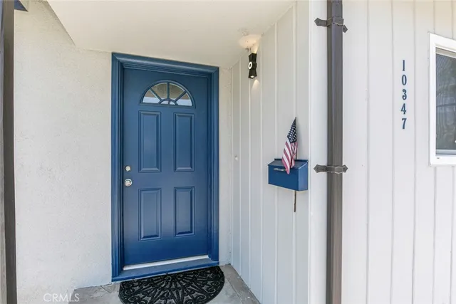 a view of entryway with livingroom