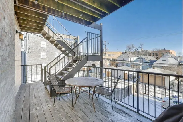 $2,500 | 4331 North Sacramento Avenue, Unit 2, Chicago, IL 60618