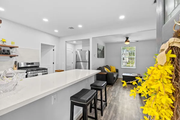 $2,100 | 412 Waco Avenue, League City, TX 77573