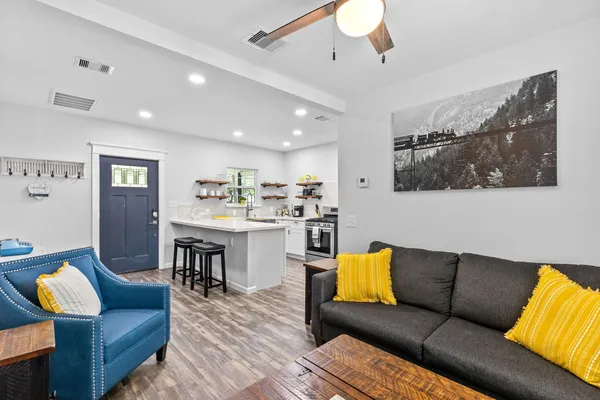 $2,100 | 412 Waco Avenue, League City, TX 77573