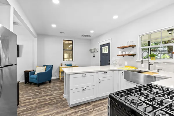 $2,100 | 412 Waco Avenue, League City, TX 77573