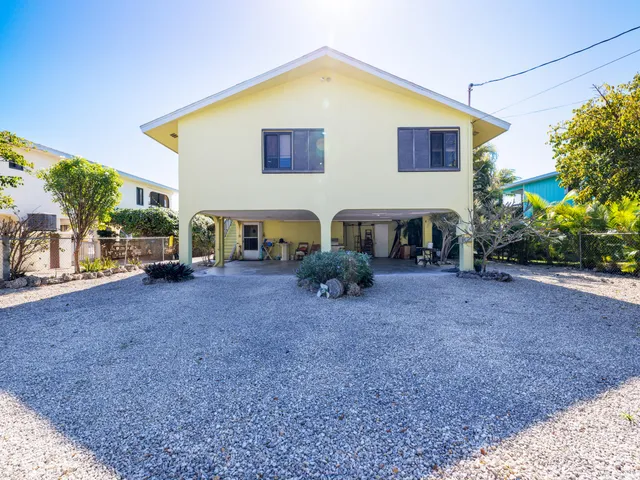 a view of an house with backyard