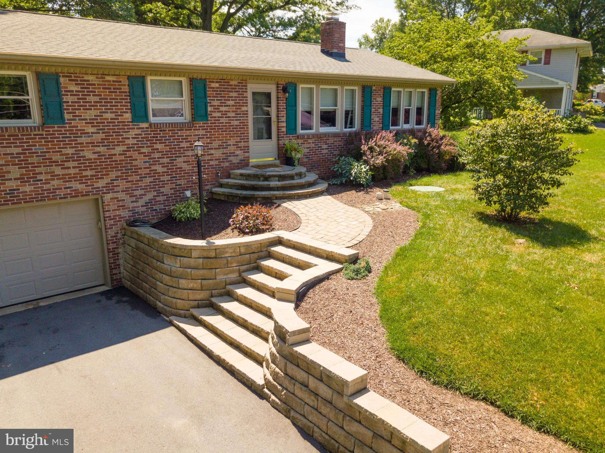 321 Rose Hill Road Ephrata, PA 17522 - Photo 3 of 45 beautiful Hardscaping walls/stepas, stoop