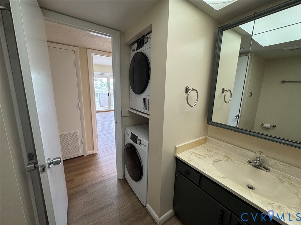 2956 Hathaway Road, Unit U404 Richmond, VA 23225 - Photo 16 of 24 Hall bathroom with washer and dryer