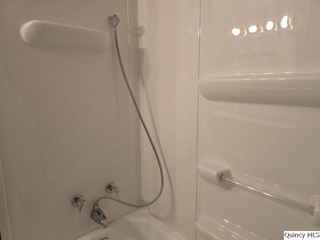 707 Country Lane Carthage, IL 62321 - Photo 12 of 26