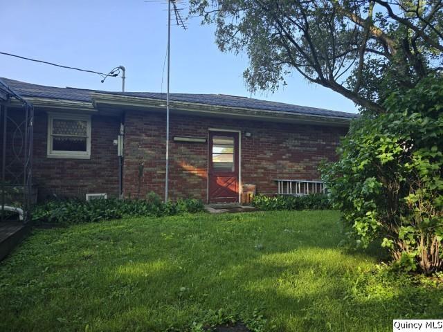 707 Country Lane Carthage, IL 62321 - Photo 22 of 26 a view of a house with a small yard