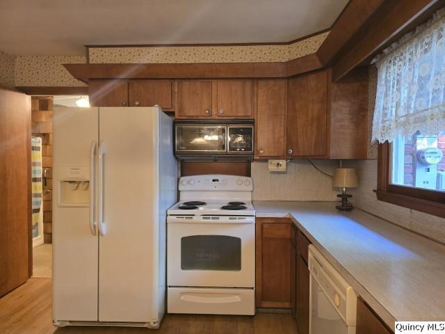 707 Country Lane Carthage, IL 62321 - Photo 5 of 26 a kitchen with a stove and a refrigerator