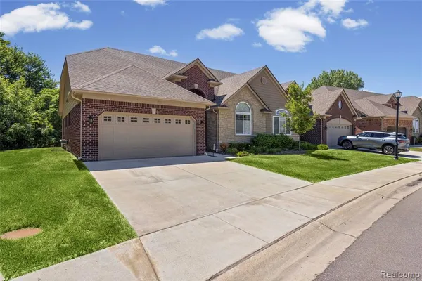 $374,900 | 30289 Berghway Trail, Warren, MI 48092