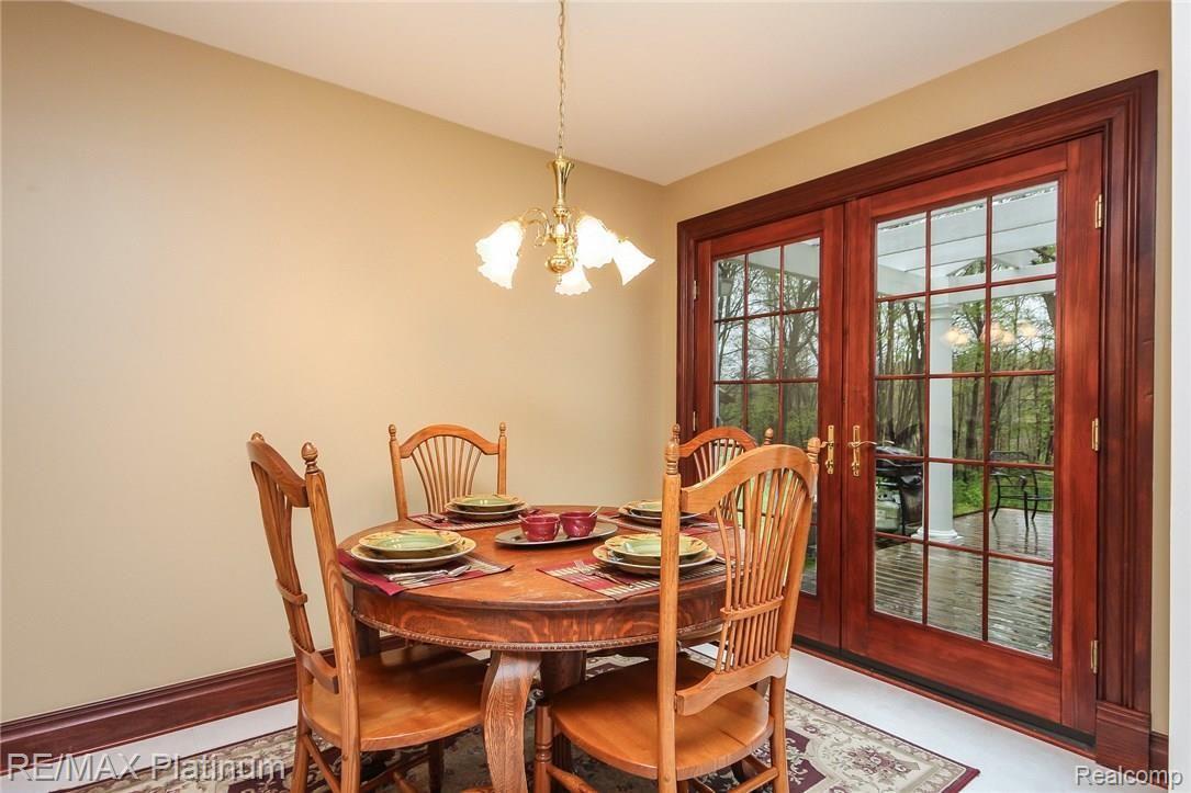 6945 Gawley Road Pinckney, MI 48169 - Photo 16 of 76 Large eating area in kitchen