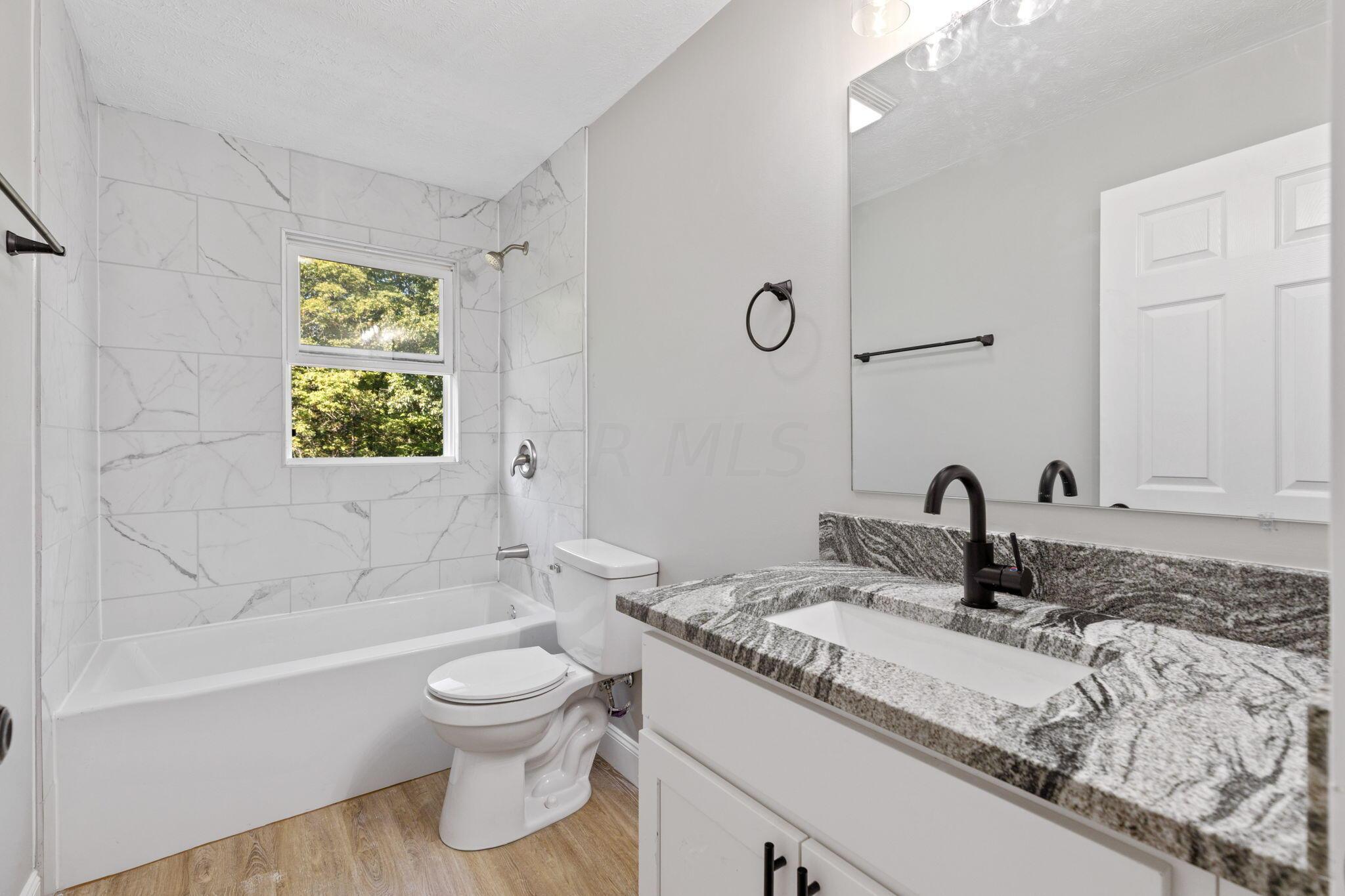 22195 Cliff Road Rockbridge, OH 43149 - Photo 26 of 66 Full Bathroom - 22195 Cliff Road, Rockbridge, OH 43149