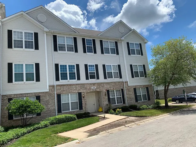 $2,000 | 149 North Waters Edge Drive, Unit C, Glendale Heights, IL 60139