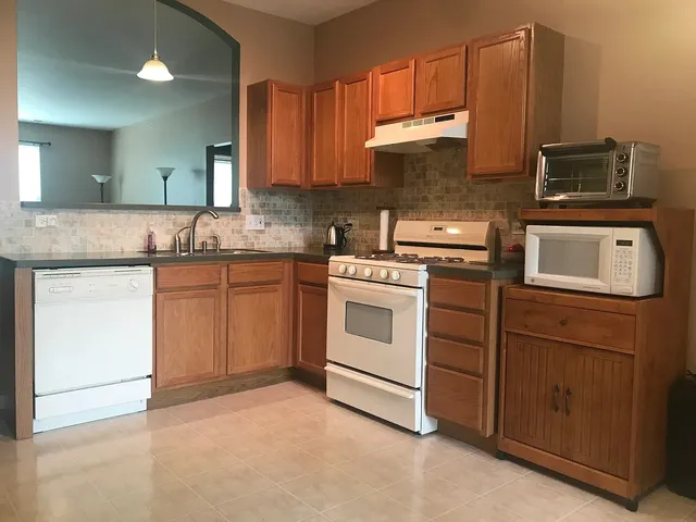 $2,000 | 149 North Waters Edge Drive, Unit C, Glendale Heights, IL 60139
