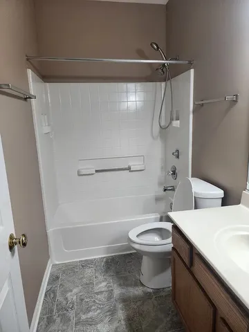 $2,000 | 149 North Waters Edge Drive, Unit C, Glendale Heights, IL 60139