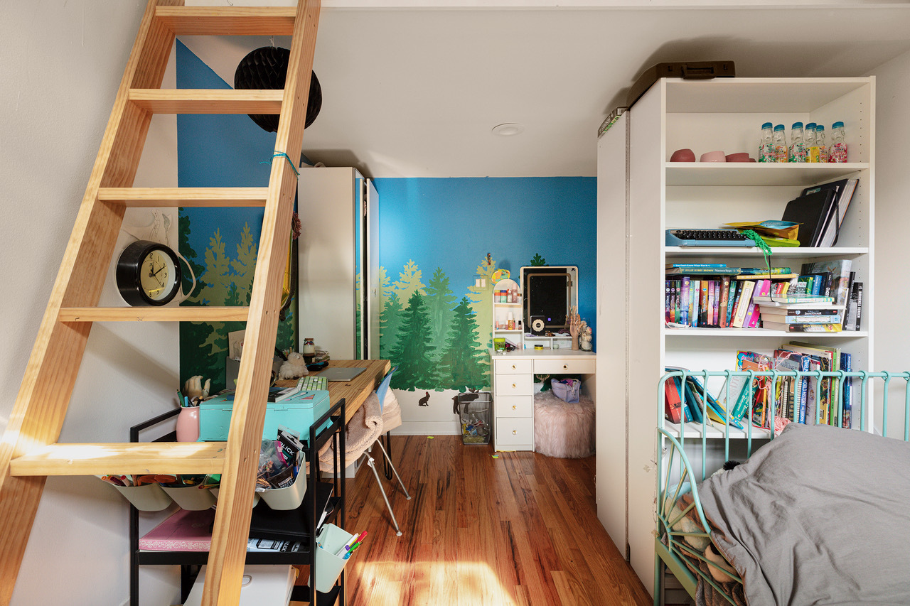 22 North Morgan Street, Unit 215 Chicago, IL 60607 - Photo 19 of 27 a living room with furniture and a book shelf
