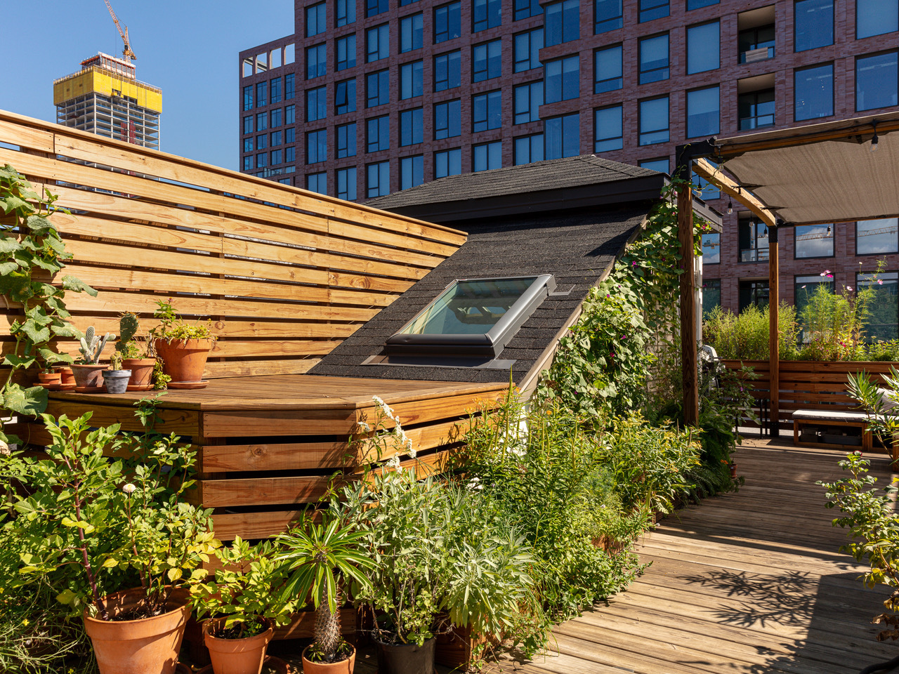 22 North Morgan Street, Unit 215 Chicago, IL 60607 - Photo 10 of 27 a backyard of a house with lots of green space
