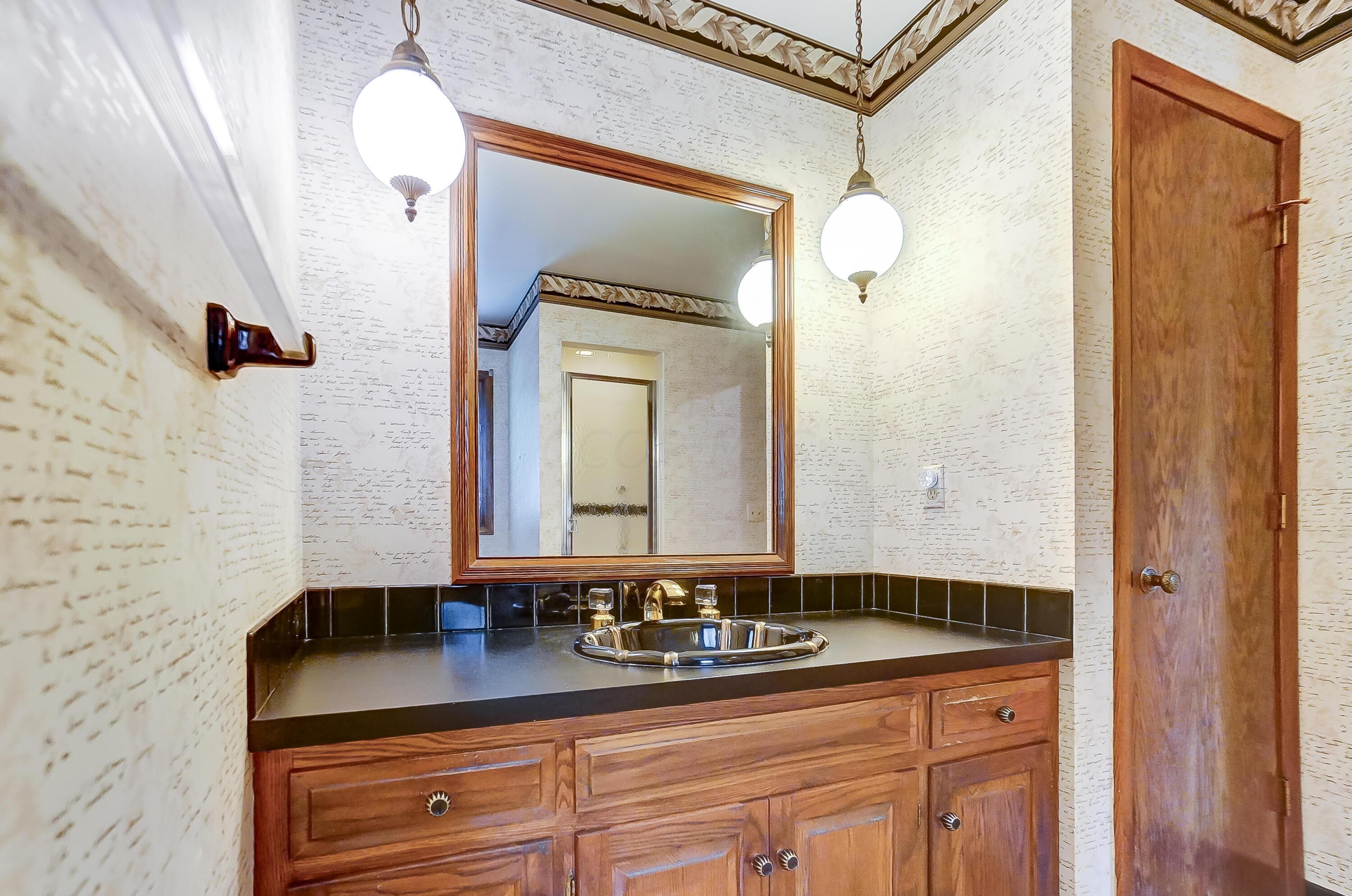 1560 Carriage Road Powell, OH 43065 - Photo 25 of 64 Master Bedroom Full Bath