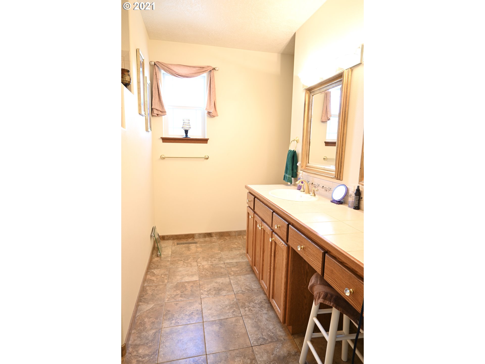 22505 Southeast Howlett Road Eagle Creek, OR 97022 - Photo 14 of 32 Gallery Image 14