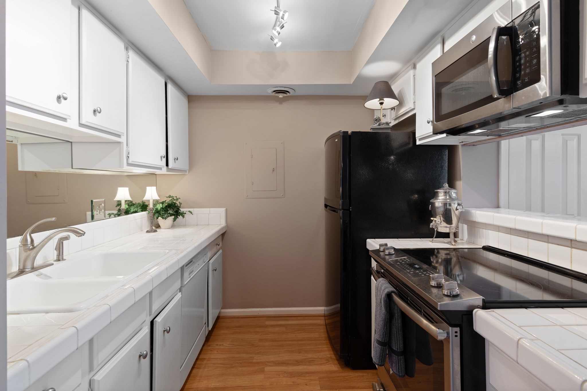 8207 Sawyer Brown Road, Unit M1 Nashville, TN 37221 - Photo 11 of 25 a kitchen with a sink stove and refrigerator