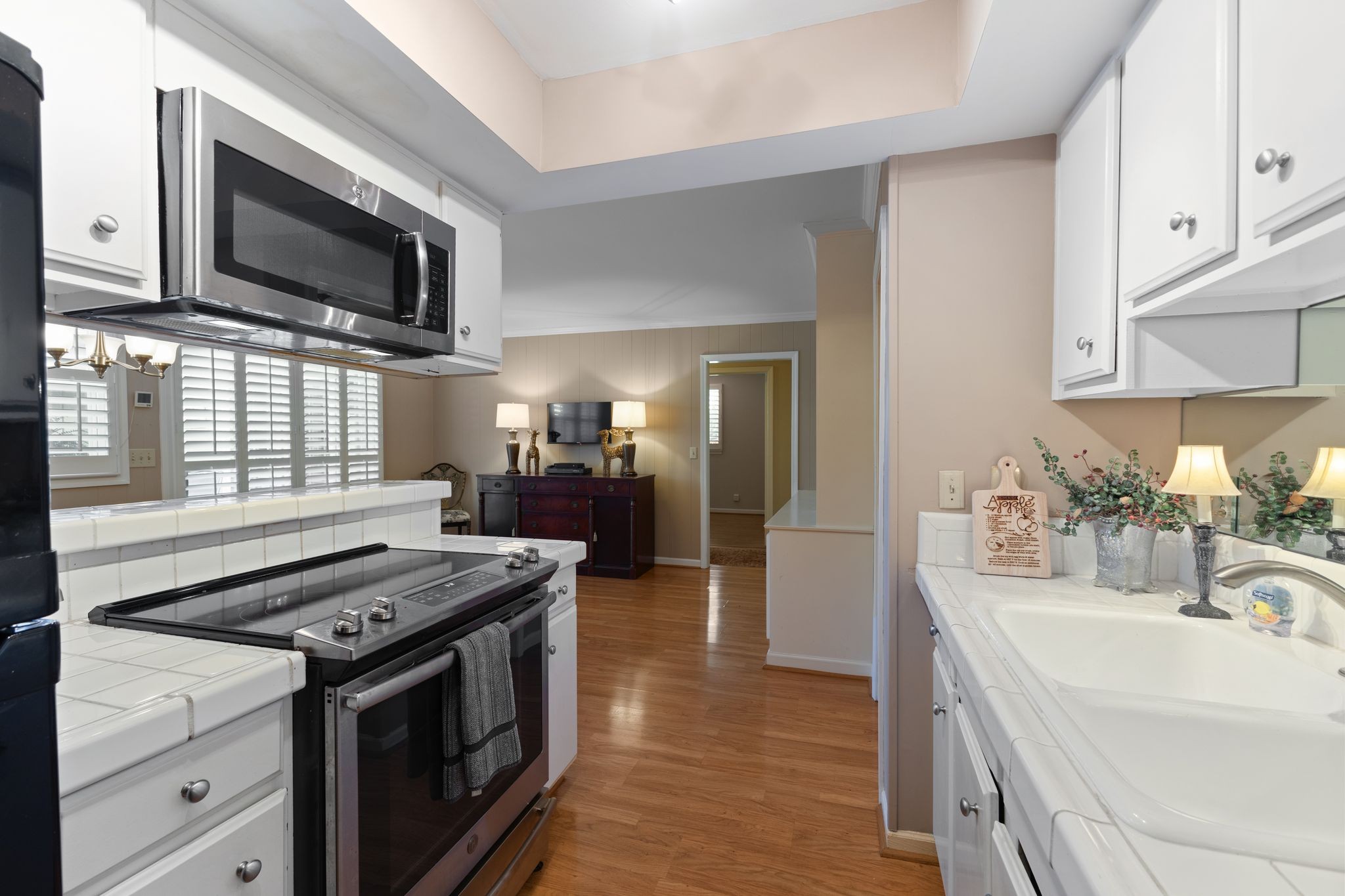 8207 Sawyer Brown Road, Unit M1 Nashville, TN 37221 - Photo 12 of 25 a kitchen with a stove and a microwave