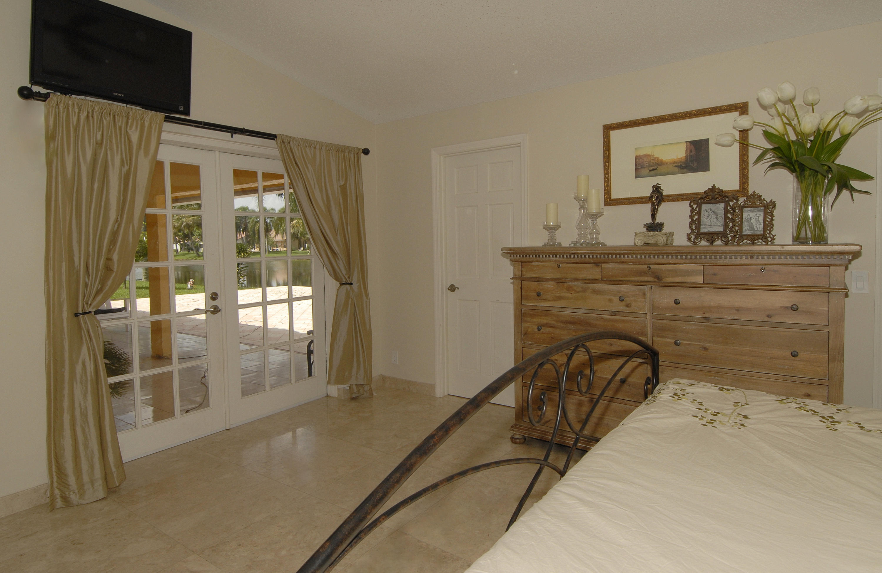 21347 Chinaberry Drive Boca Raton, FL 33428 - Photo 27 of 35 a room with a bed and a mirror