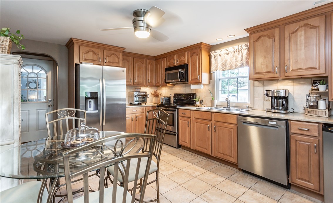 39 Butler Street Cranston, RI 02920 - Photo 7 of 26 Gallery Image 7