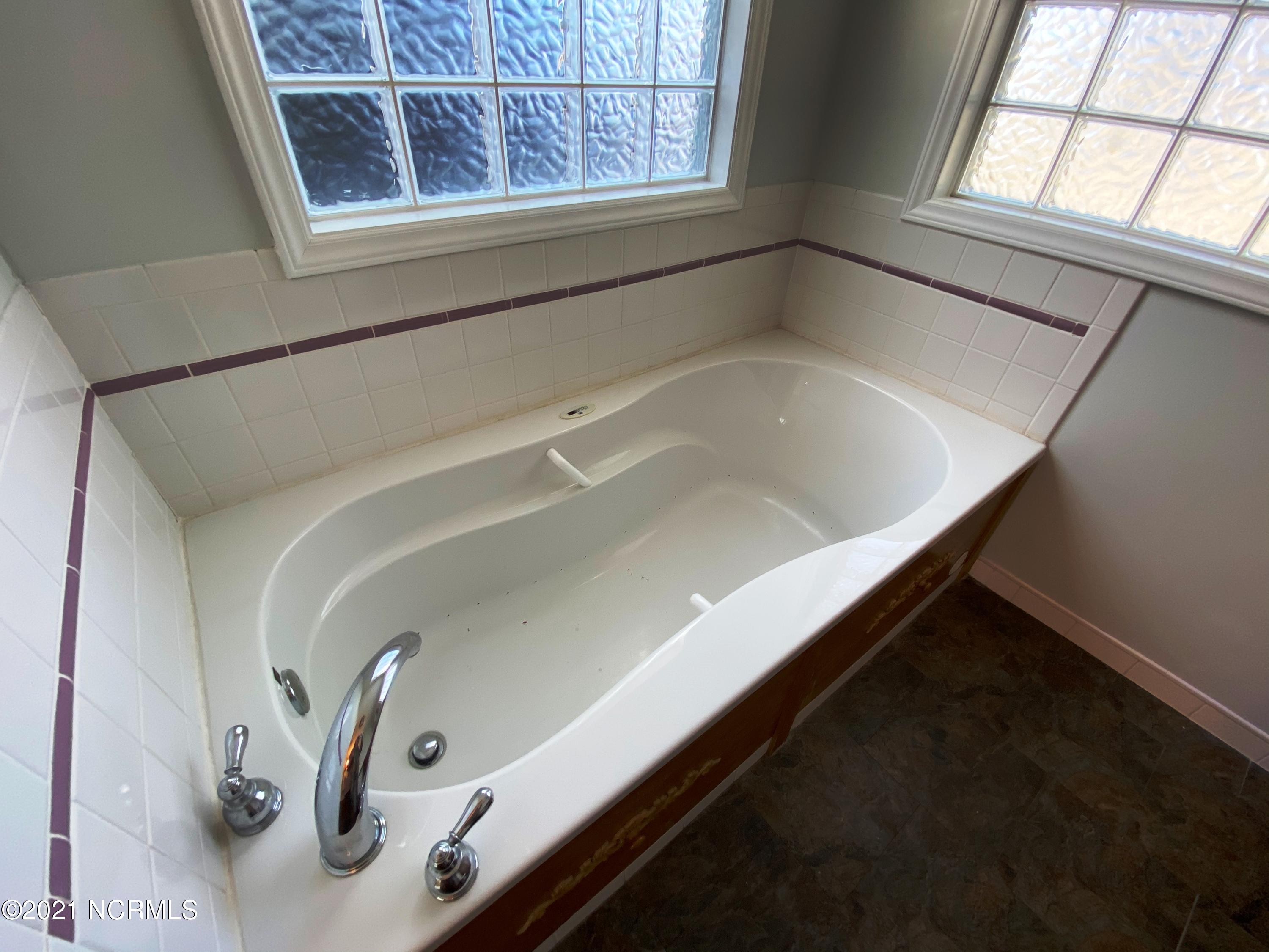 1904 Tryon Road New Bern, NC 28560 - Photo 23 of 53 Jetted Tub