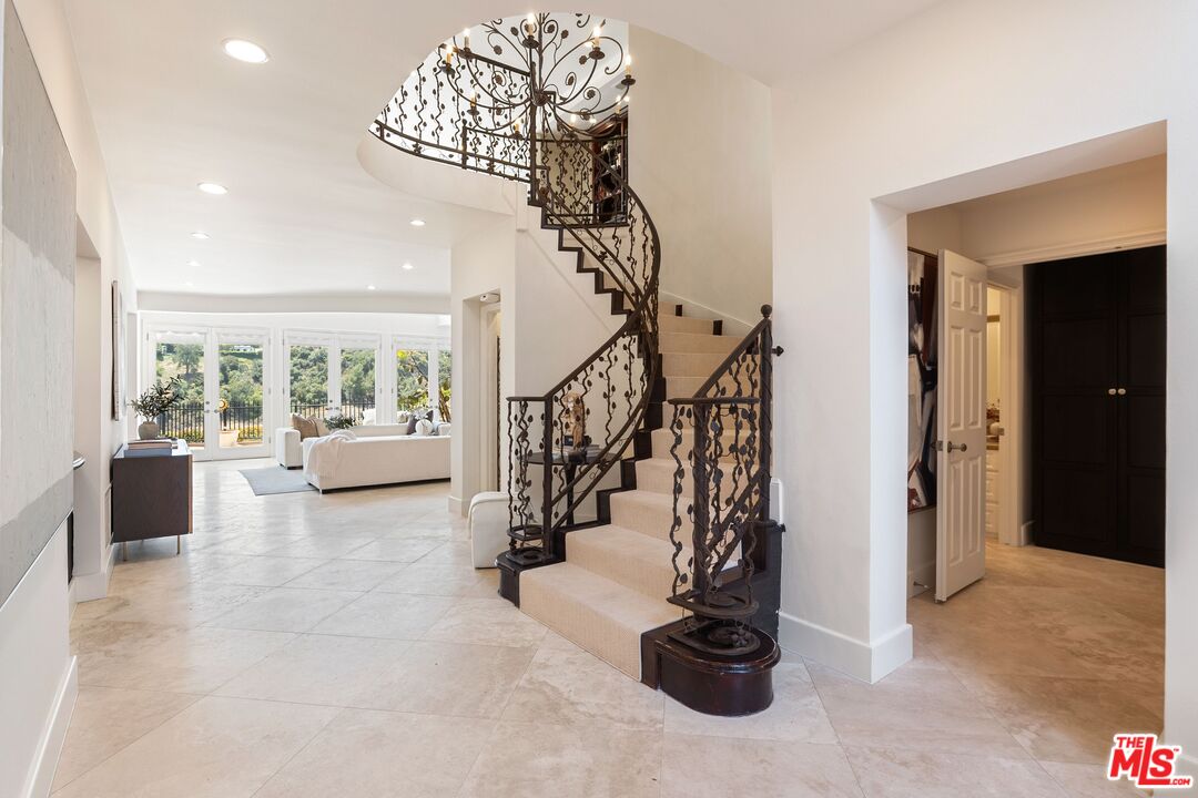 2125 Ridge Drive Los Angeles, CA 90049 - Photo 4 of 32