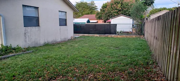 a view of a back yard of the house