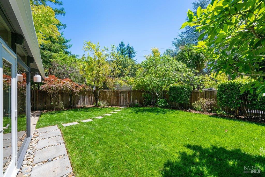 5 Heather Way Mill Valley, CA 94941 - Photo 5 of 39 Large, level lawn in front yard.