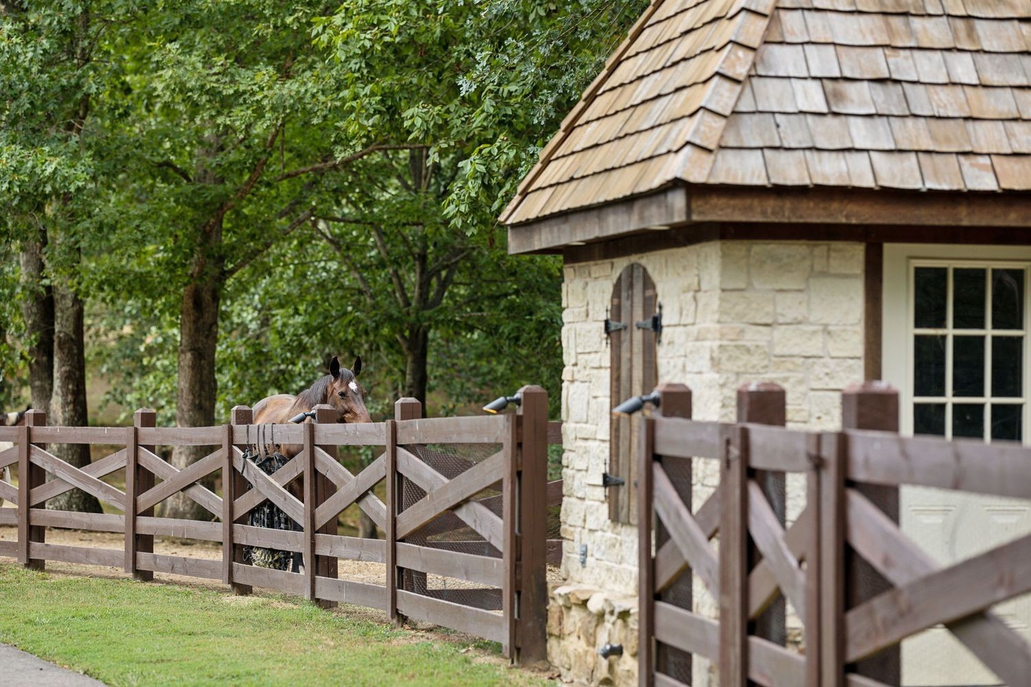 5715 Greenbrier Road Franklin, TN 37064 - Photo 24 of 72 a view of an chairs and tables in the patio