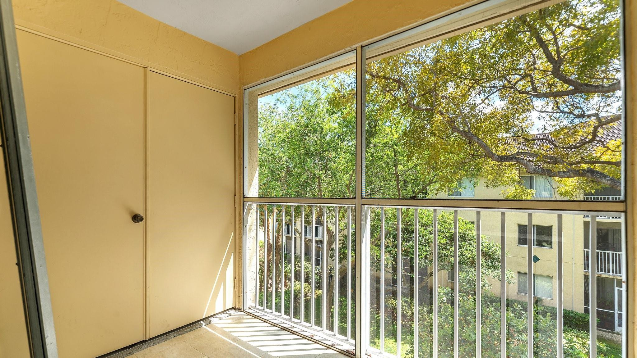 430 South Park Road, Unit 3303 Hollywood, FL 33021 - Photo 22 of 27 a view of a balcony