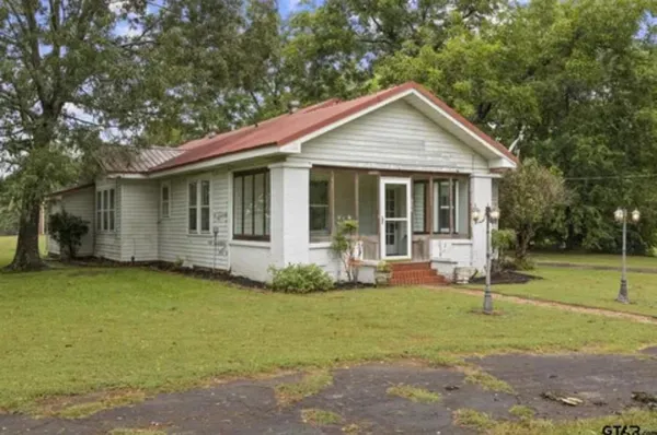 a view of a house with backyard
