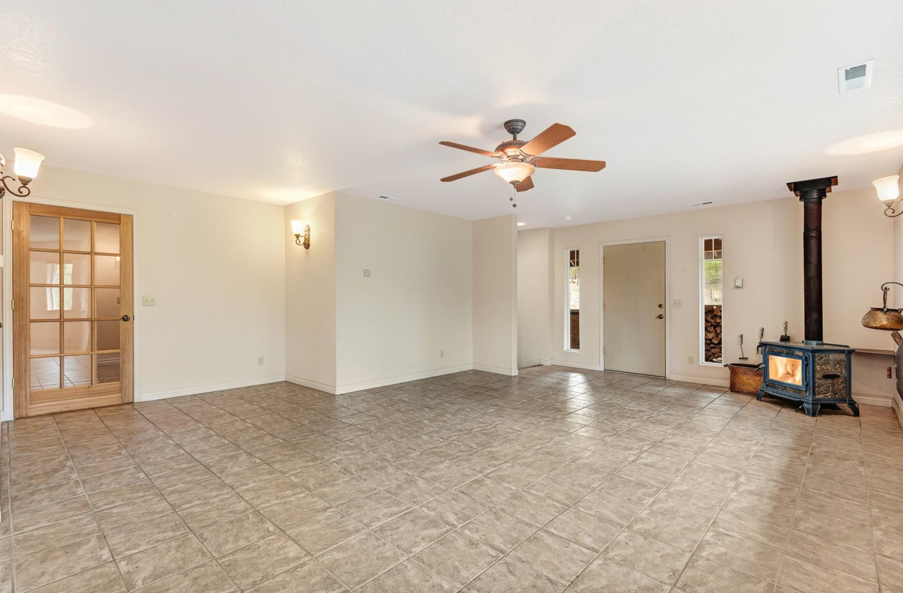 69415 Green Ridge Loop Sisters, OR 97759 - Photo 8 of 31 Large open great room