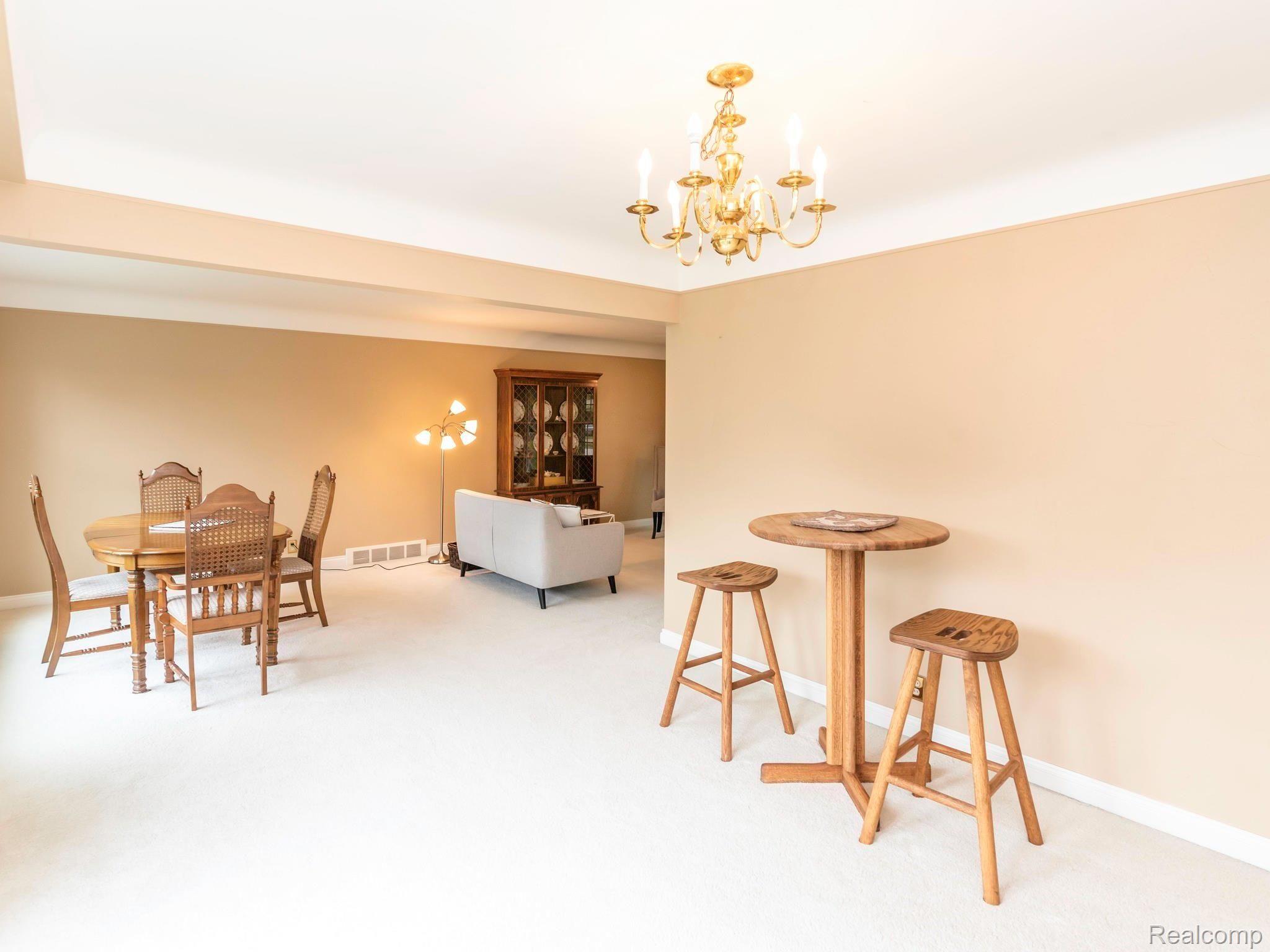 563 North Rosedale Court Grosse Pointe, MI 48236 - Photo 12 of 75 028_14.jpg