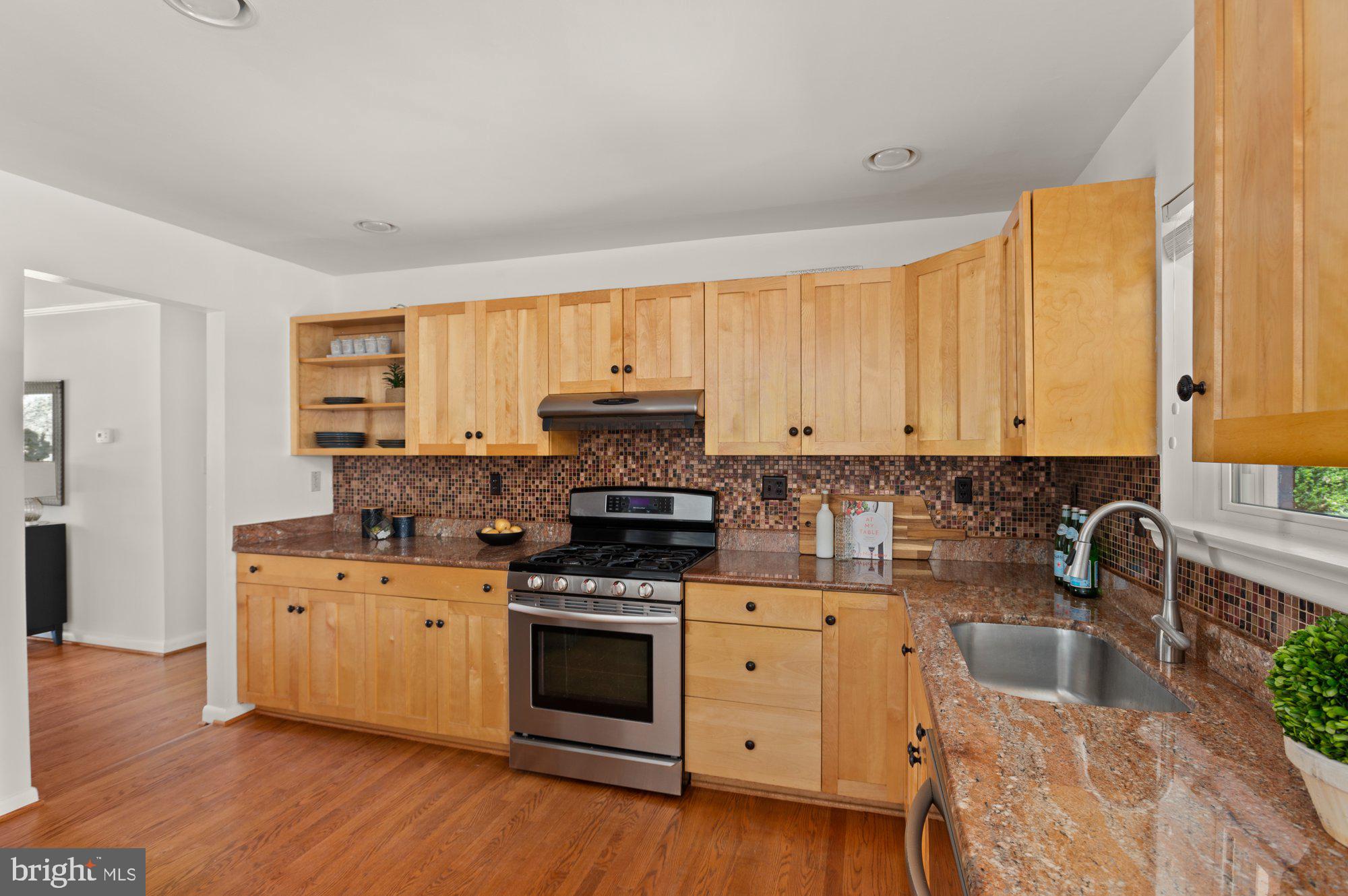 1533 Sinclair Drive McLean, VA 22101 - Photo 13 of 42 Kitchen w/gas cooking