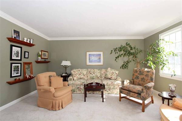 47 Richards Road Southborough, MA 01772 - Photo 3 of 21 Gallery Image 3