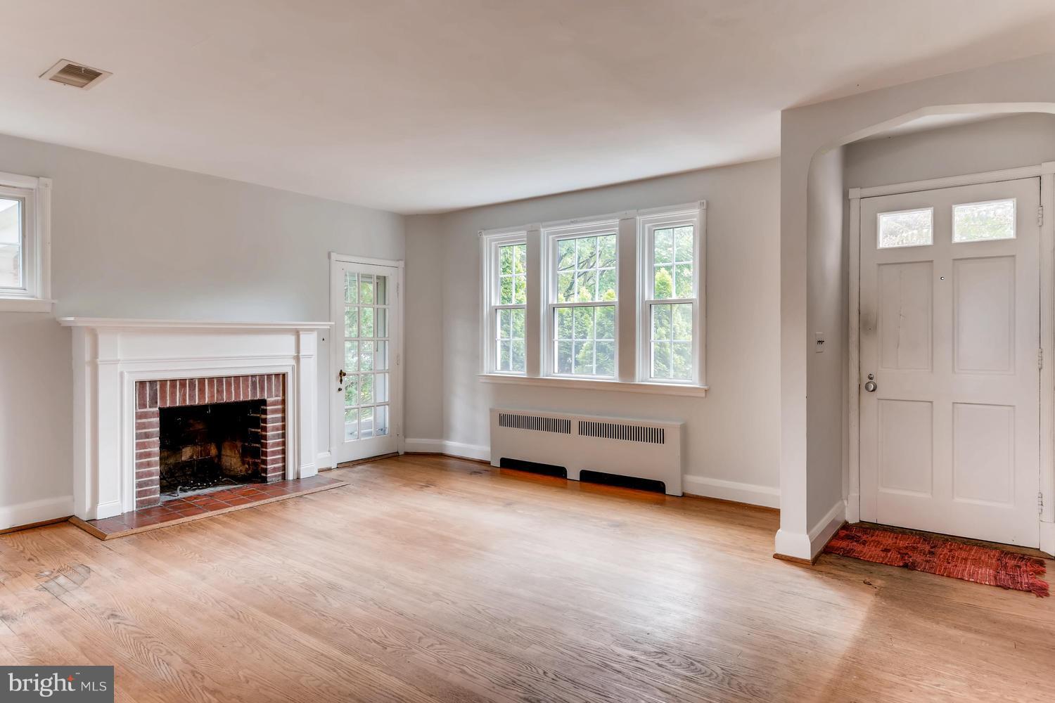 36 Dunkirk Road Baltimore, MD 21212 - Photo 3 of 18 Living Room