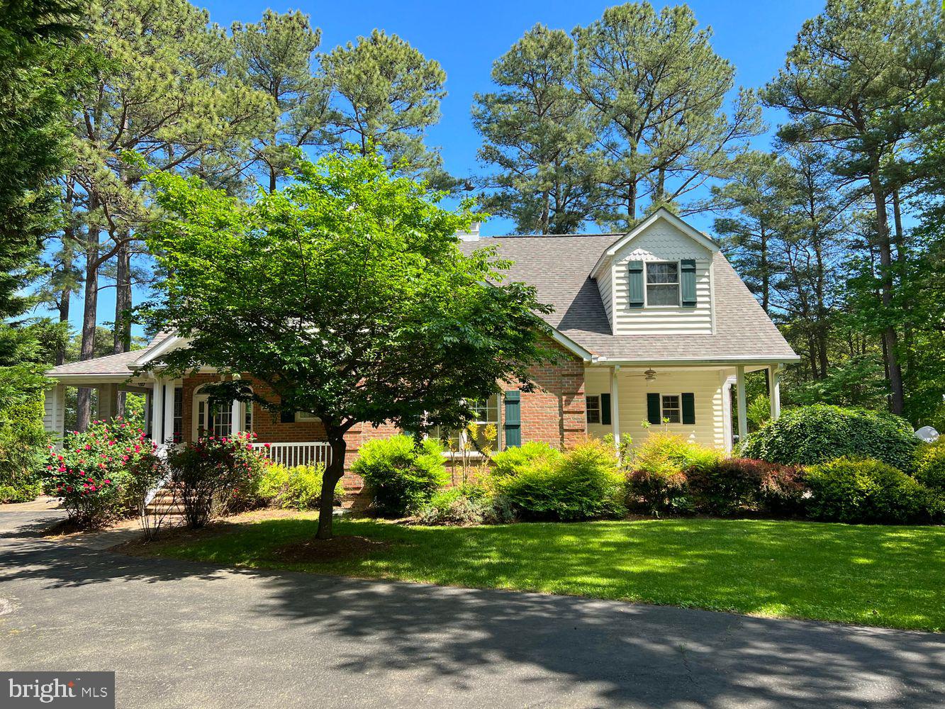 Charming brick & vinyl Cape Cod w/2 carports