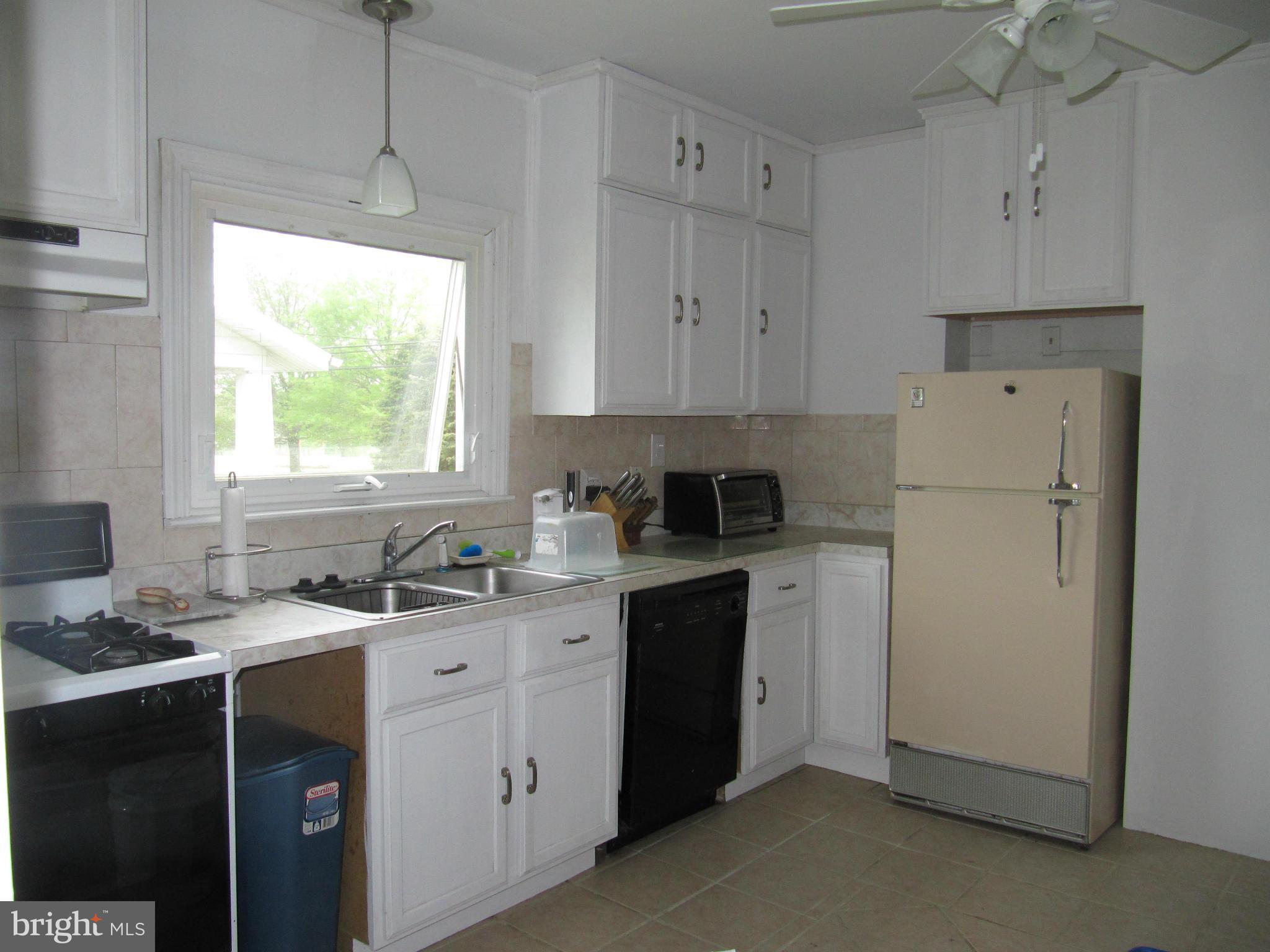 7516 Windsor Mill Road Baltimore, MD 21244 - Photo 4 of 15 Kitchen