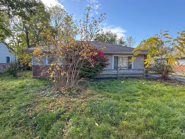 a view of house with a yard