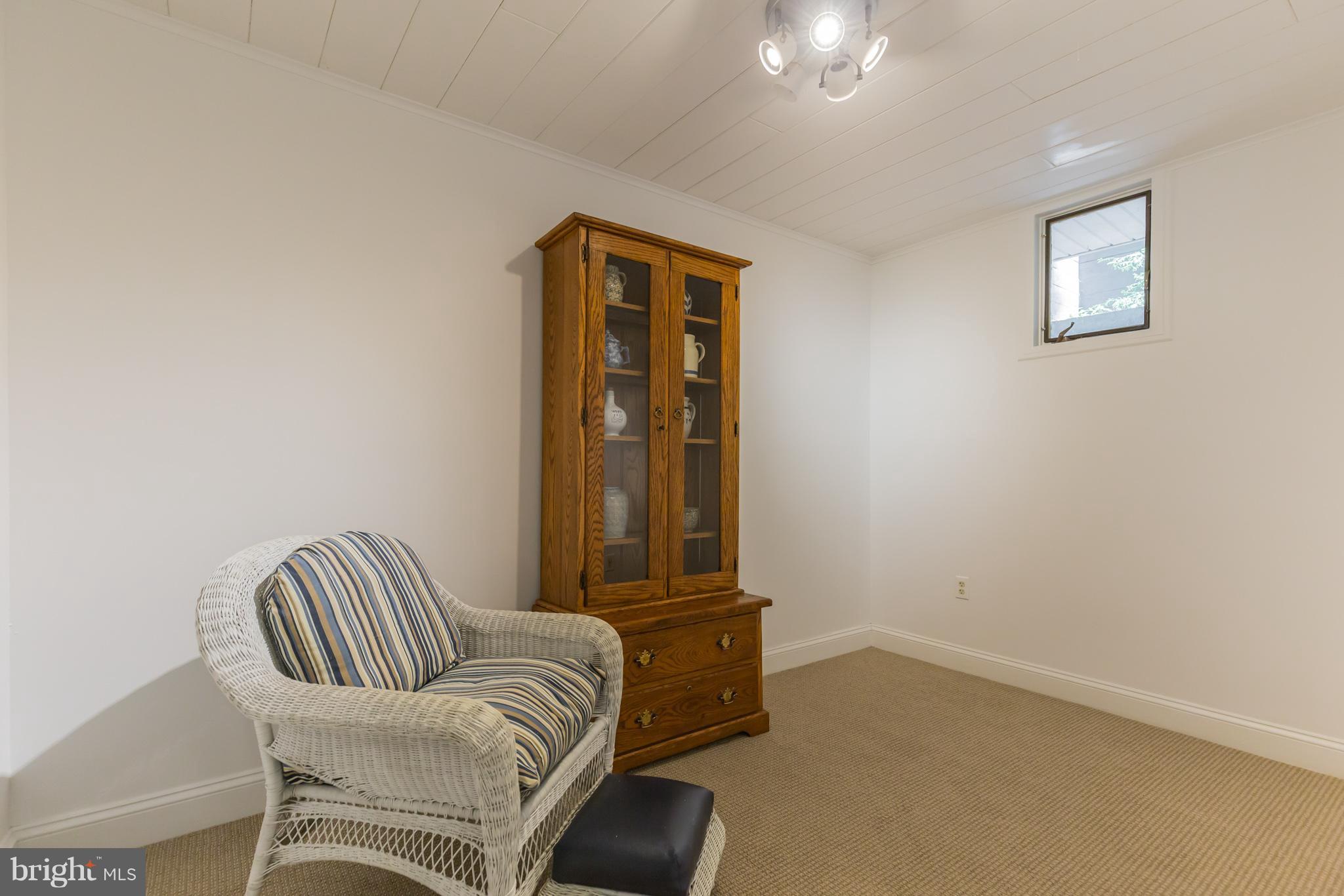 510 Swaggers Point Road Solomons, MD 20688 - Photo 22 of 30 a room with a couch