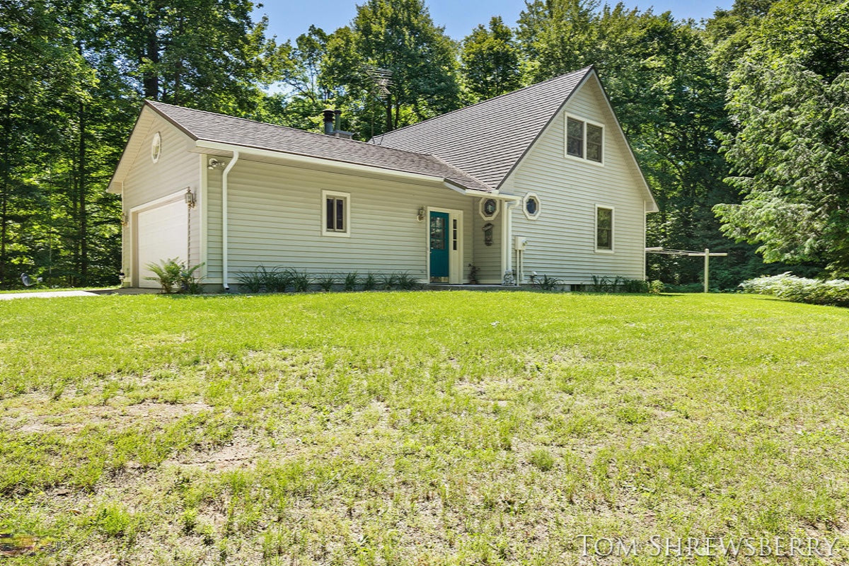 6556 Zellar Road Whitehall, MI 49461 - Photo 4 of 45 IMG_1001