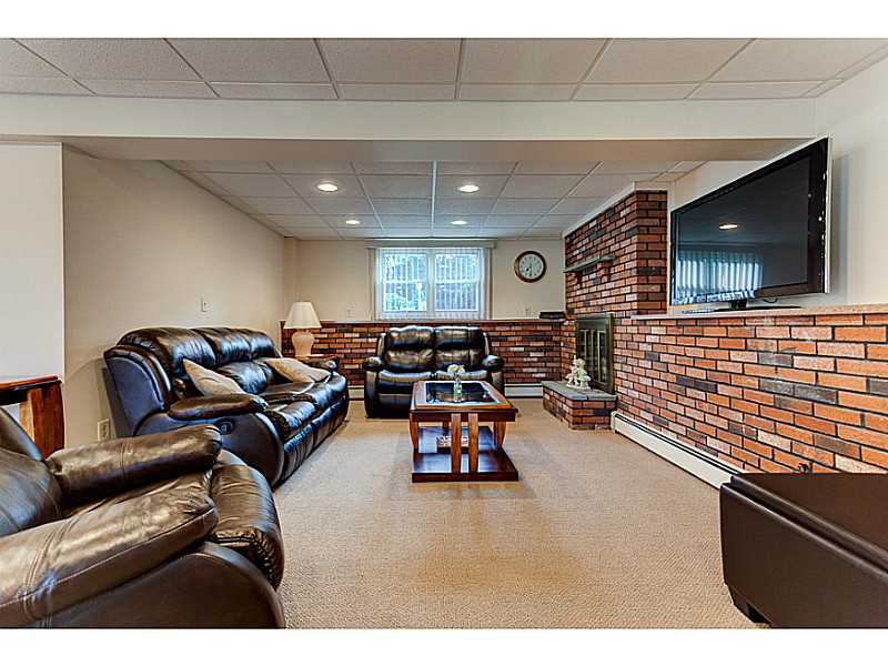 1600 Pippin Orchard Road Cranston, RI 02921 - Photo 20 of 24 Den/Family/Great Room.
