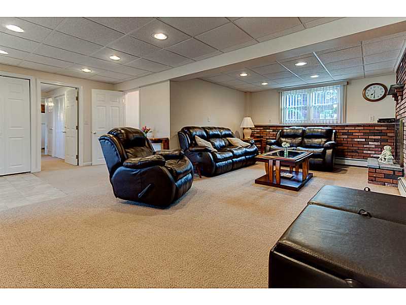 1600 Pippin Orchard Road Cranston, RI 02921 - Photo 22 of 24 Den/Family/Great Room.