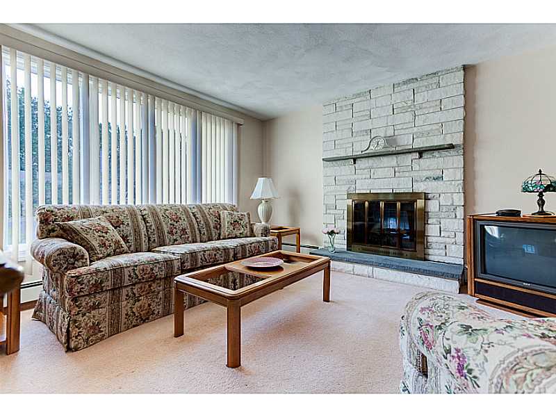 1600 Pippin Orchard Road Cranston, RI 02921 - Photo 6 of 24 Living Room.