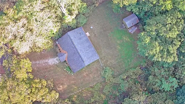 a view of a backyard