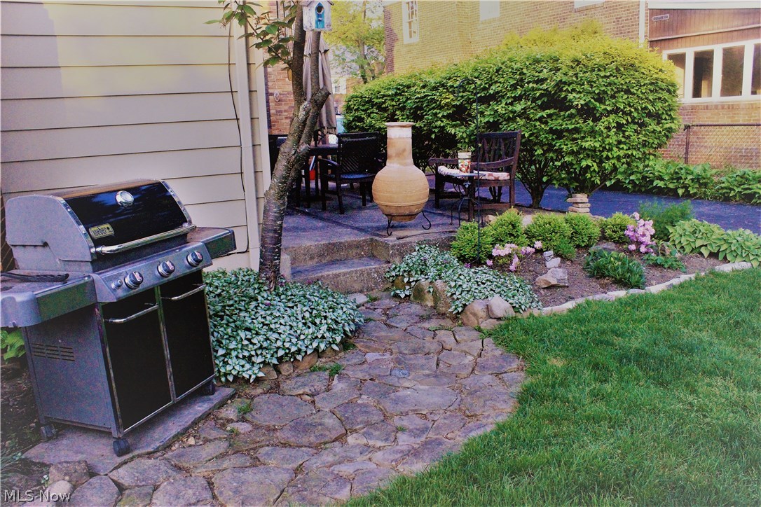 2612 Fenwick Road Cleveland, OH 44118 - Photo 3 of 31 Beautifully landscaped garden