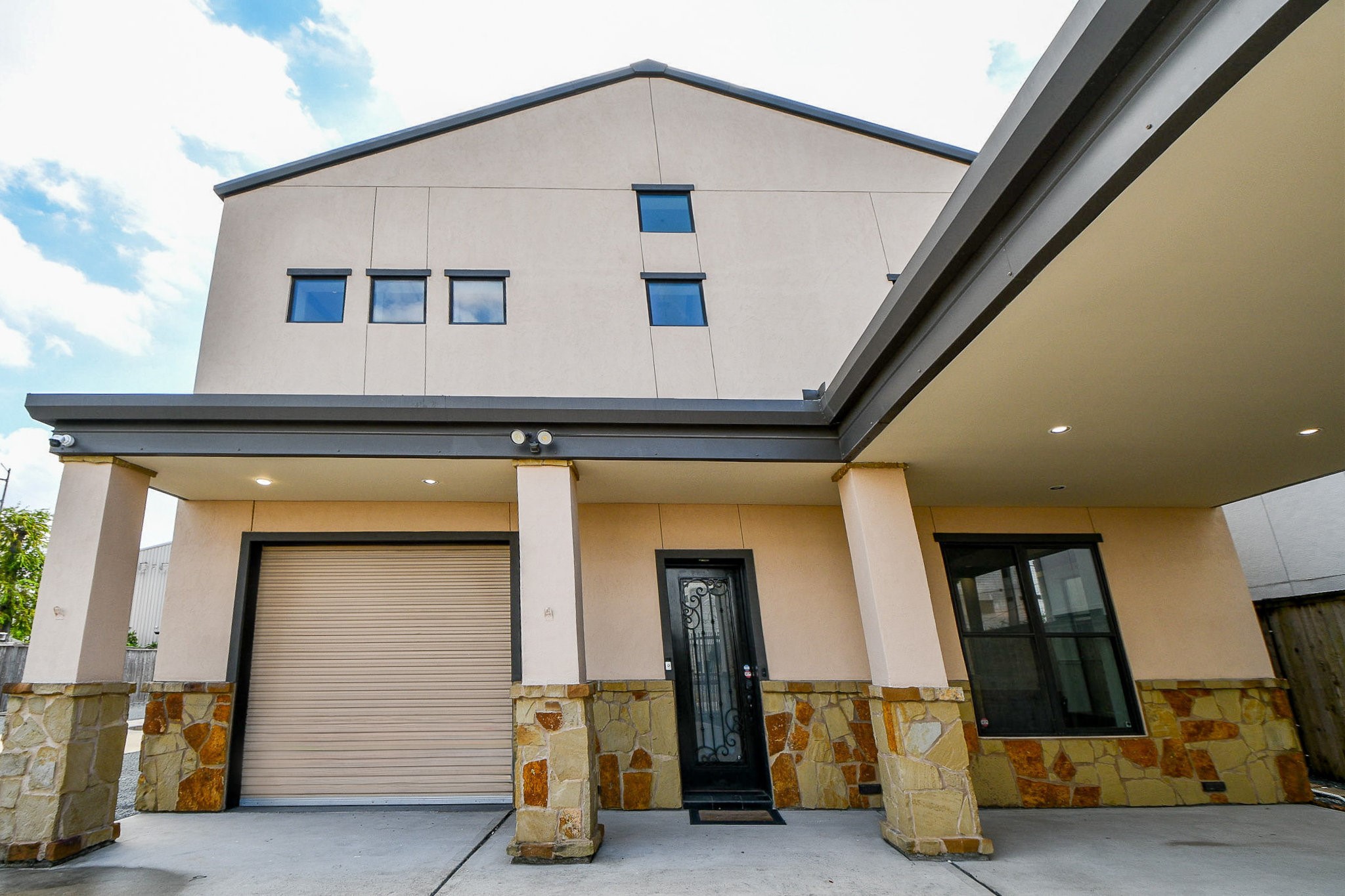 4119 Allen Street Houston, TX 77007 - Photo 10 of 50 a view of a large building with the view