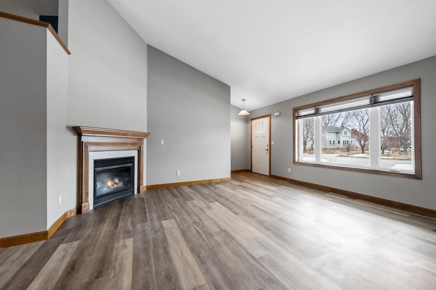 2332 Oak Ridge Circle De Pere, WI 54115 - Photo 4 of 38