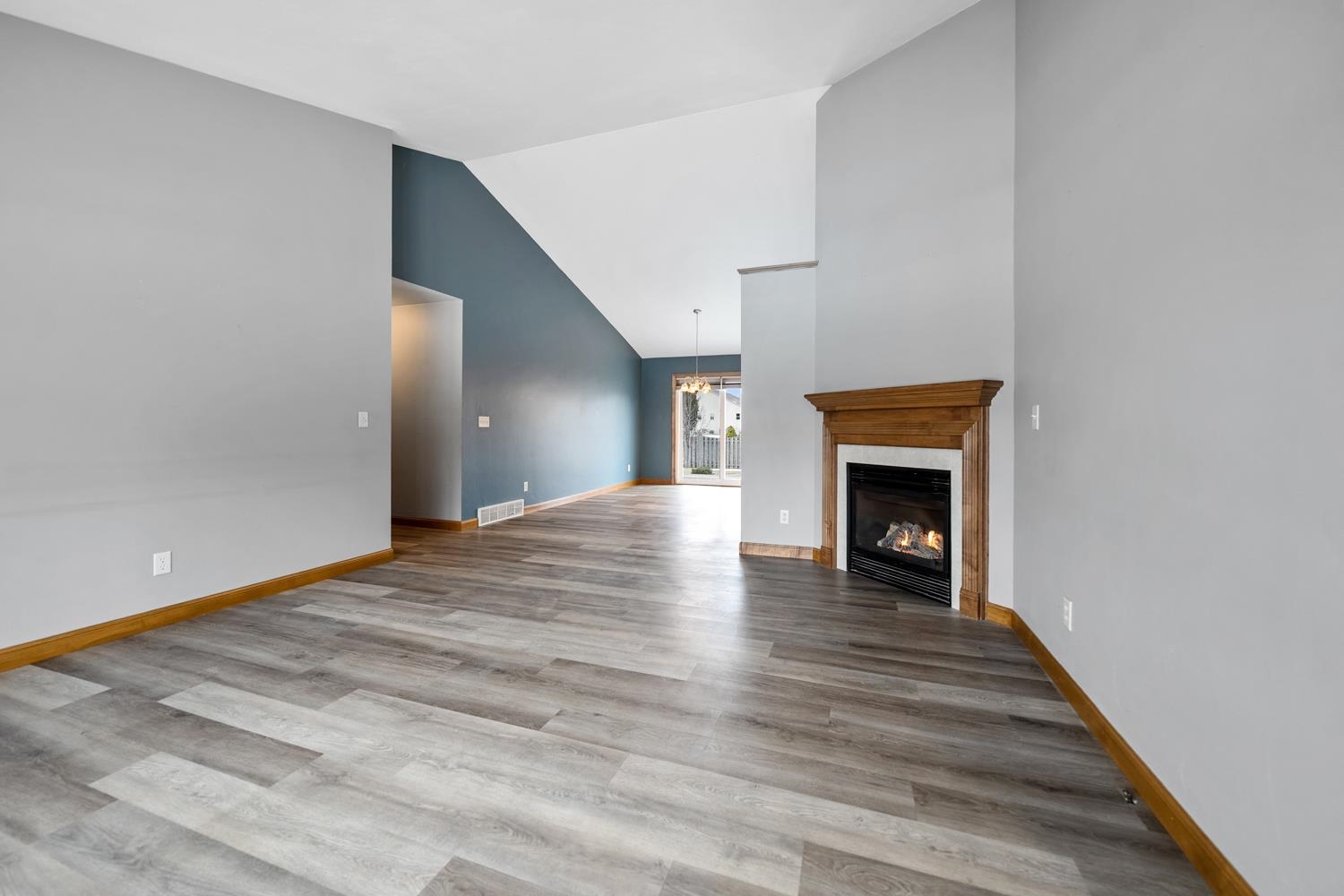 2332 Oak Ridge Circle De Pere, WI 54115 - Photo 7 of 38